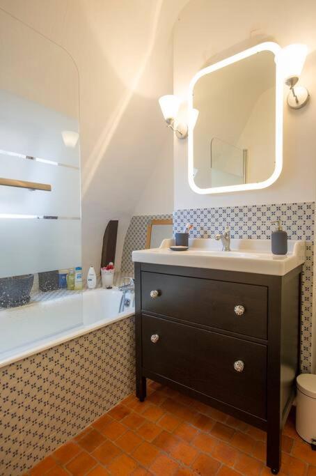 Appartement De Caractere Au Coeur Du Vieux Тур Екстериор снимка
